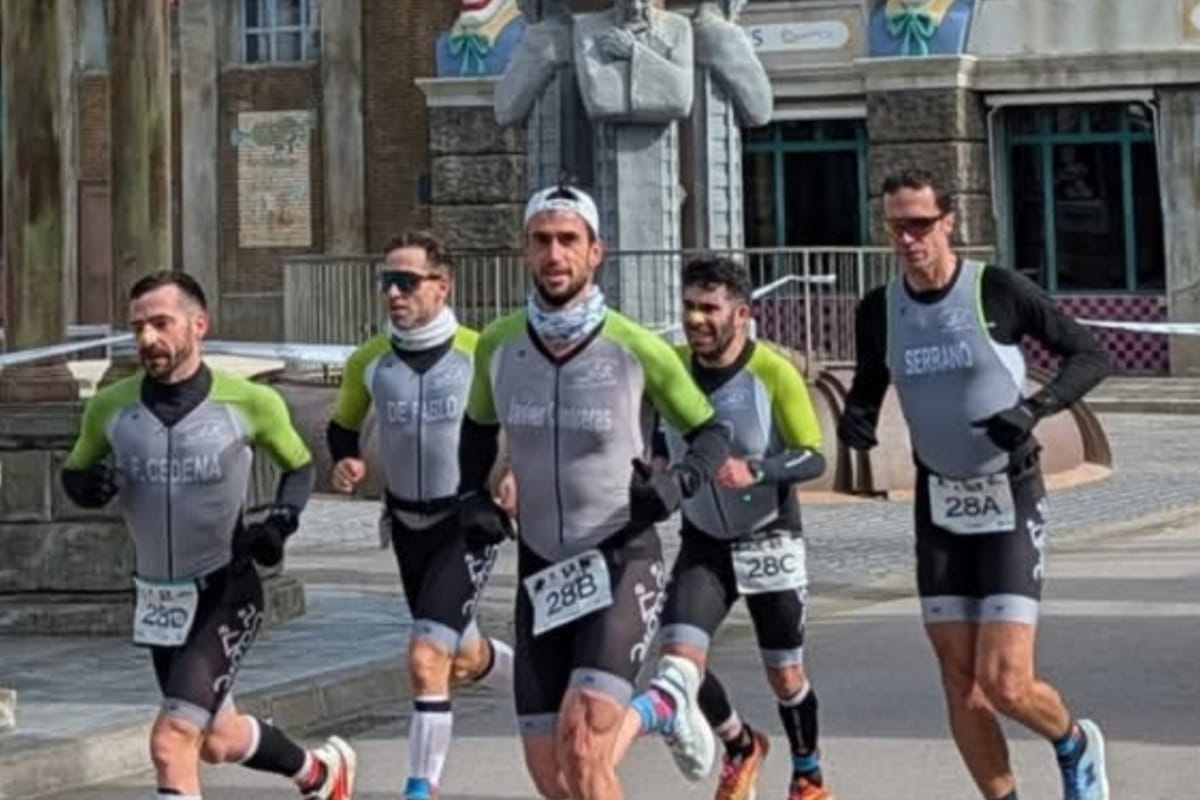 Equipo del Club Trigloberos compitiendo en el duatlón CRE de Madrid
