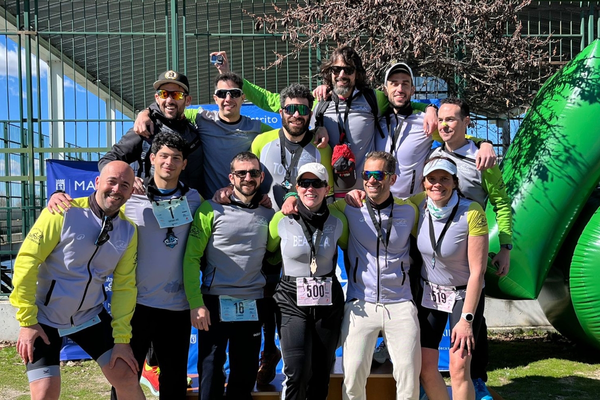 Miembros del Club Trigloberos en el podio tras lograr el premio al equipo más numeroso en el Duatlón Villa de Vallecas 2026