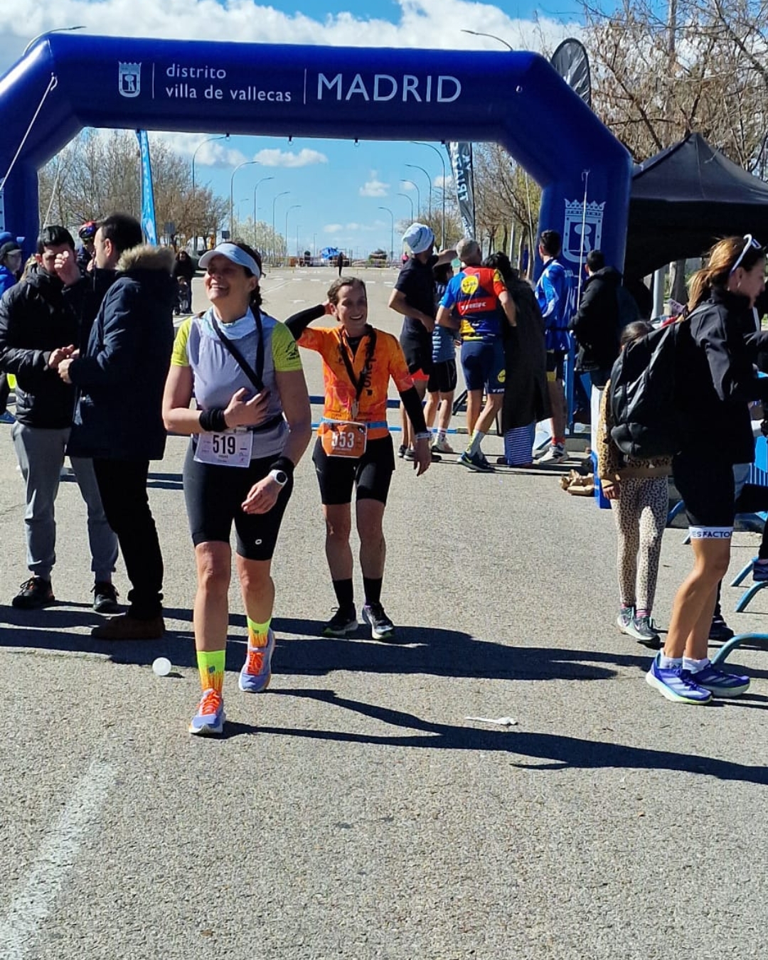 Virginia entrando en meta en el Duatlón Villa de Vallecas 2026