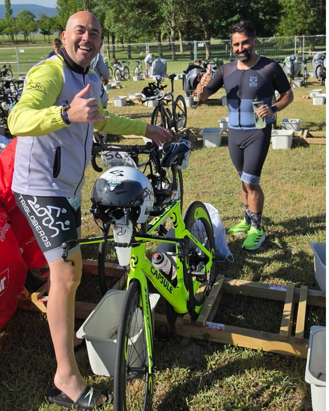 Javi Checa y José Carlos colocando el material en la T1 de vi half gasteiz