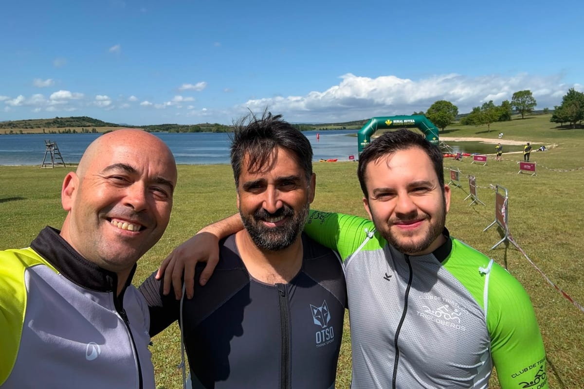 Tres compañeros del Club Trigloberos posando en el embalse antes de la salida de vi half gasteiz