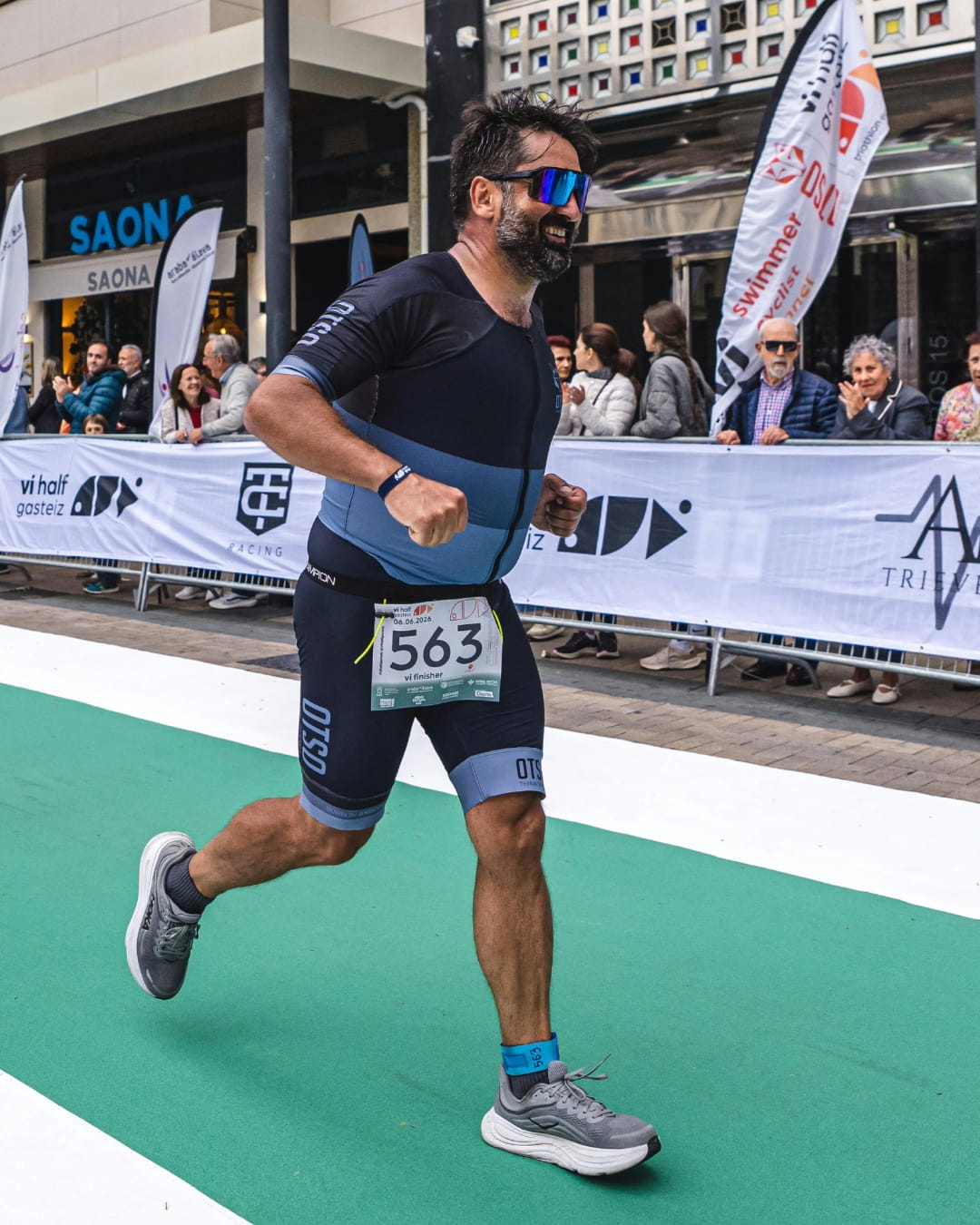 José Carlos llegando a meta en vi half gasteiz