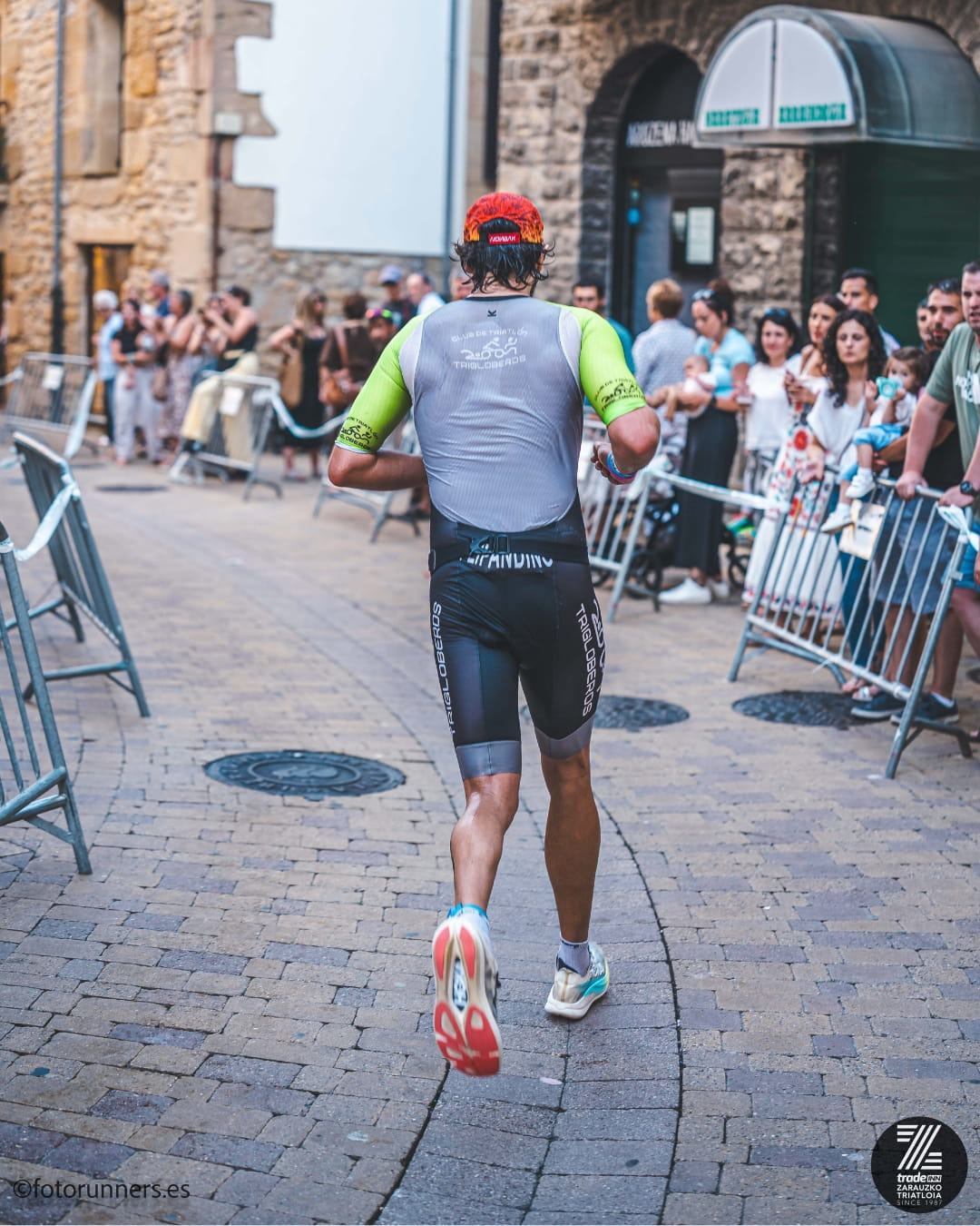 Iván corriendo de espaldas por el centro de Zarautz antes de llegar a meta