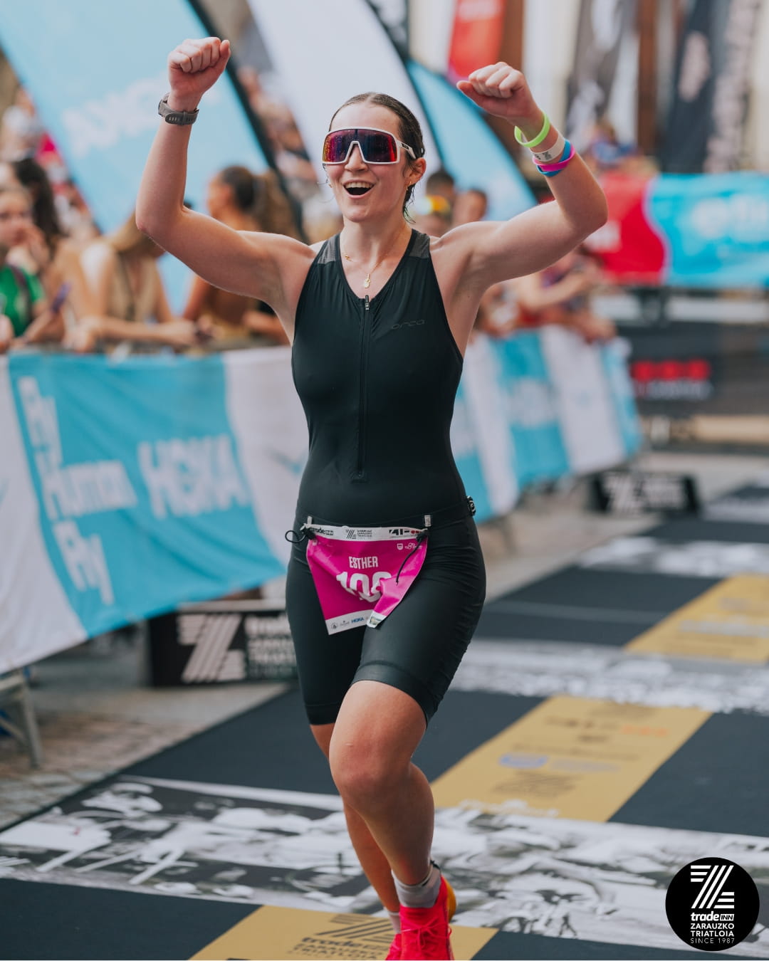Esther en la recta de meta del TradeInn Zarauzko Triatloia