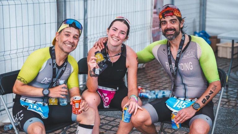 TradeInn Zarauzko Triatloia: tres Trigloberos en un monumento del triatlón