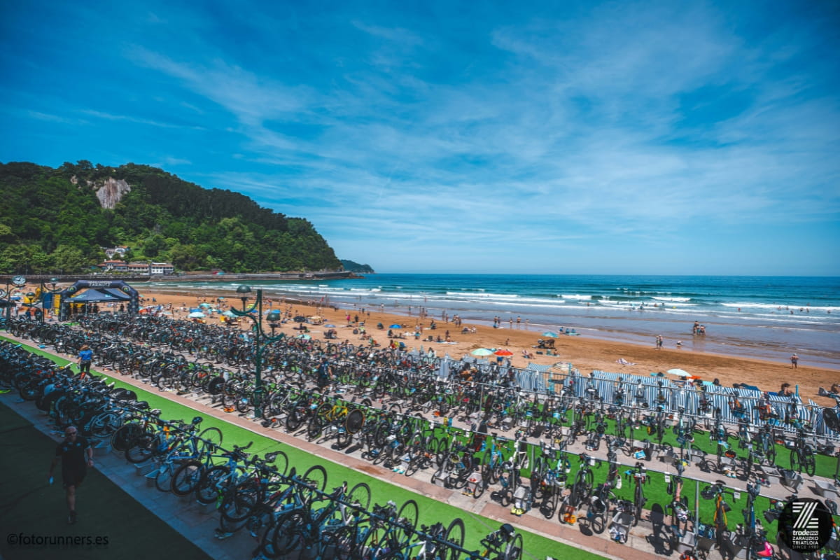Vista de la T1 del TradeInn Zarauzko Triatloia poco antes de comenzar la prueba