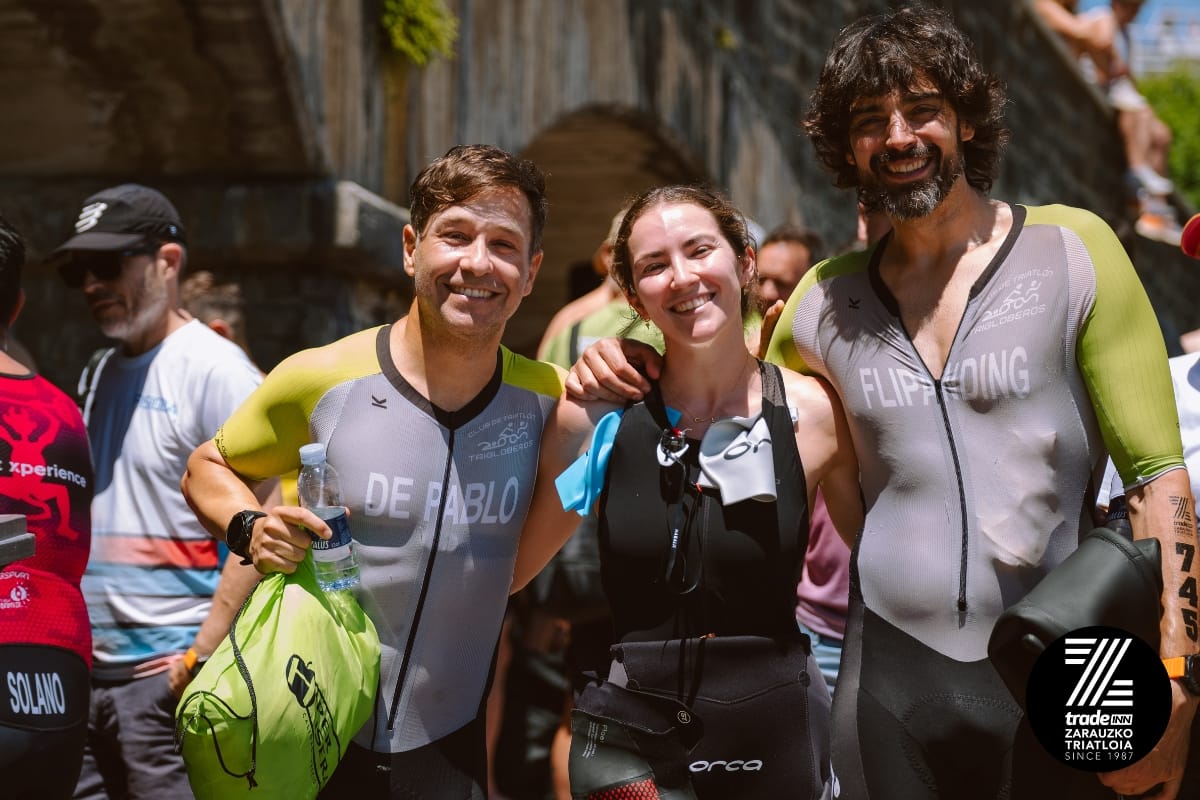Esther, De Pablo e Iván en Getaria antes de tomar la salida del TradeInn Zarauzko Triatloia