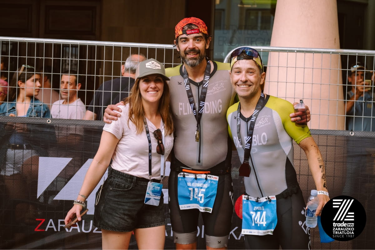 María con Manu e Iván tras llegar a meta en el TradeInn Zarauzko Triatloia