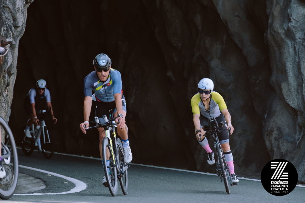 Manu durante el sector de ciclismo del TradeInn Zarauzko Triatloia