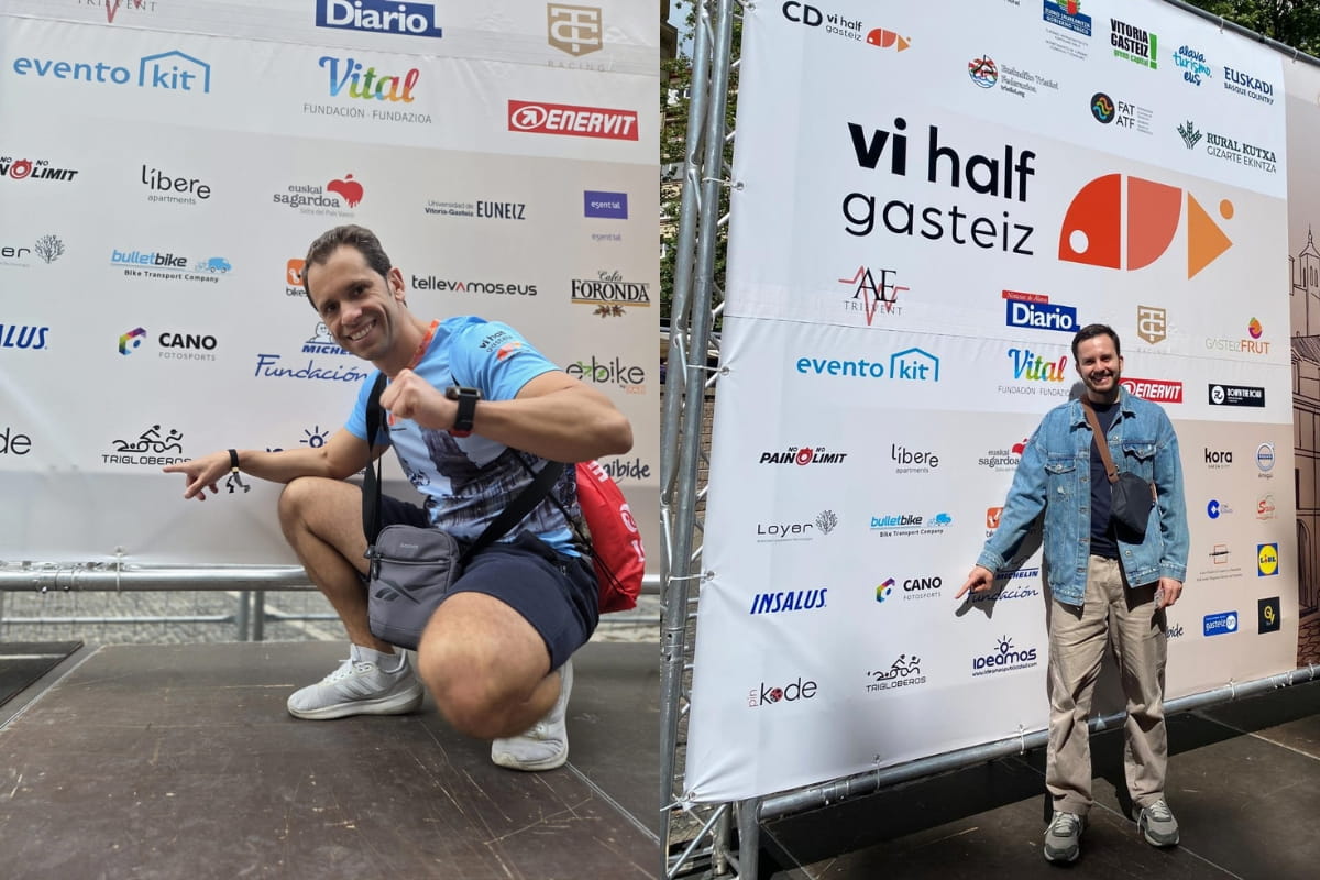 Los Álvaros posando con el logo del Club Trigloberos en el photo call de vi half gasteiz