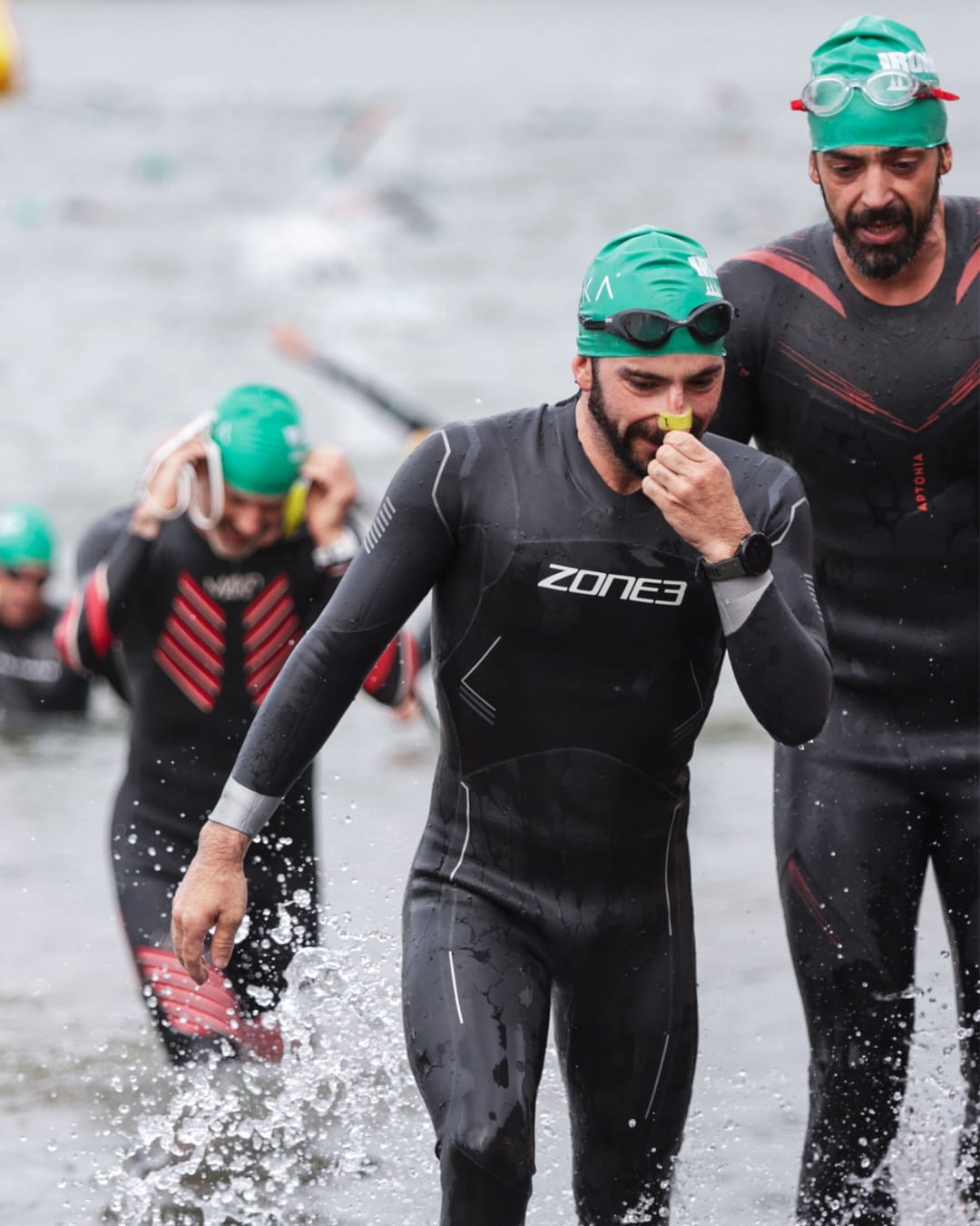Fernando e Iván saliendo del agua en IRONMAN Vitoria-Gasteiz