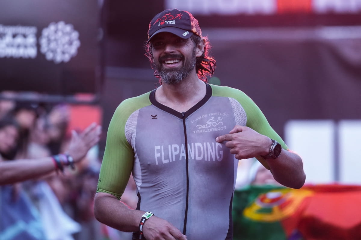 Iván señalando el escudo del Club Trigloberos al llegar a meta en IRONMAN Vitoria-Gasteiz
