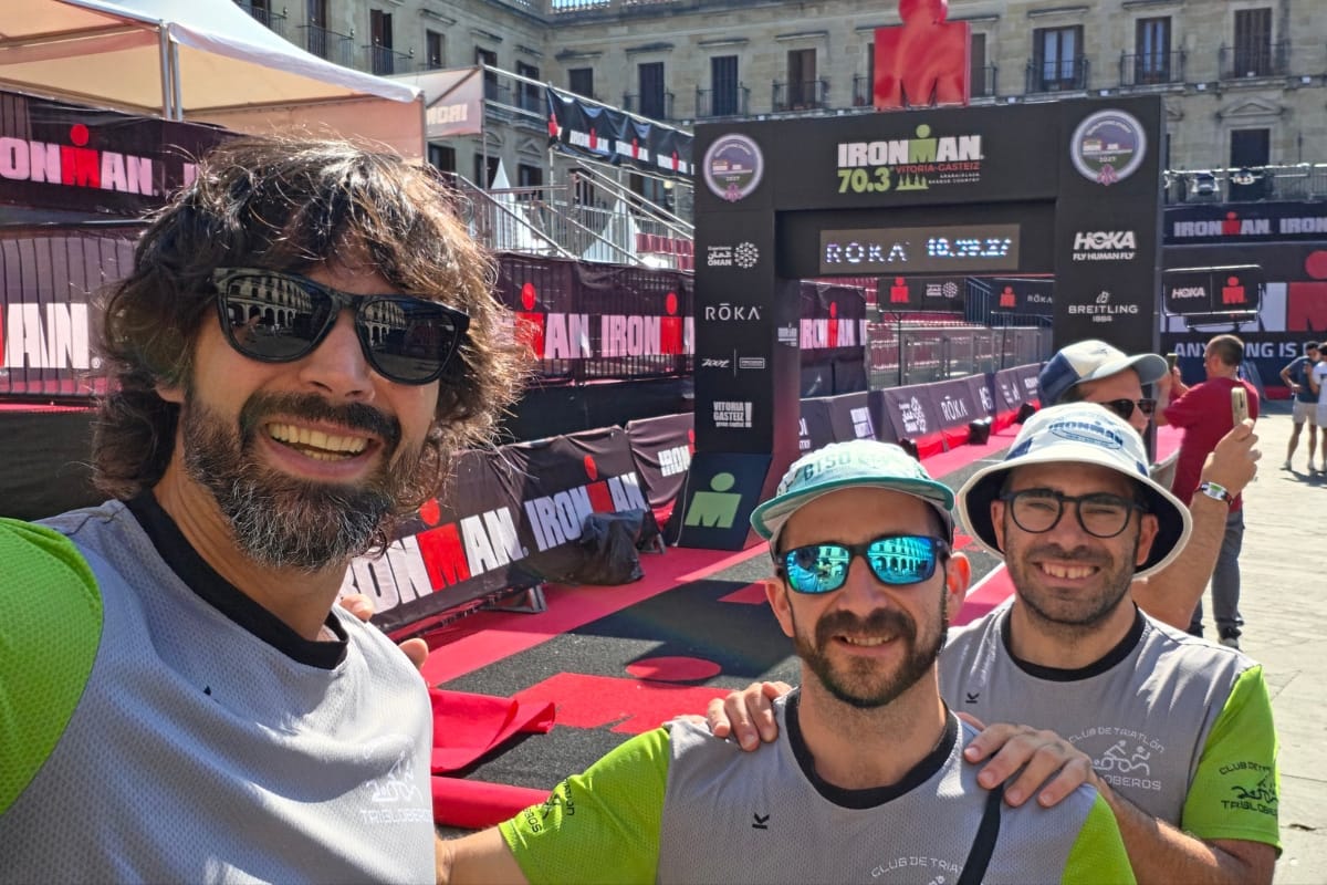 Fernando, Iván y Torito posando en la línea de meta de IRONMAN Vitoria-Gasteiz el día antes de la prueba